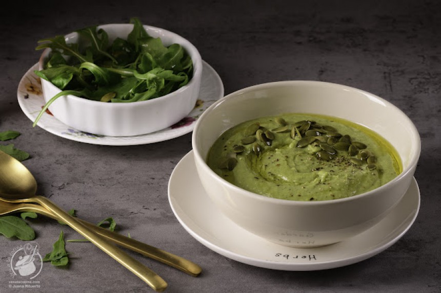 Broccoli soup with green asparagus and p...