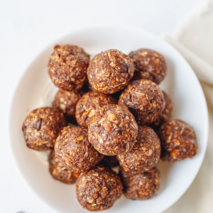 Easy Chocolate Peanut Butter Protein Bal...