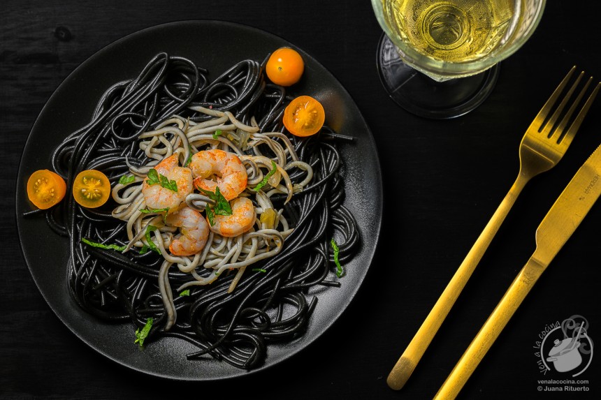 Espaguetis negros con gambas y gulas. Spaghetti al nero di sepia
