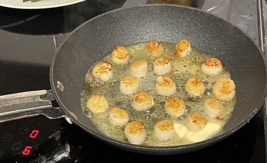 Garlic Butter Scallops and Asparagus