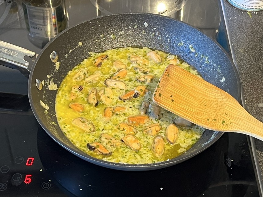 Easy Garlic Butter Mussels Recipe